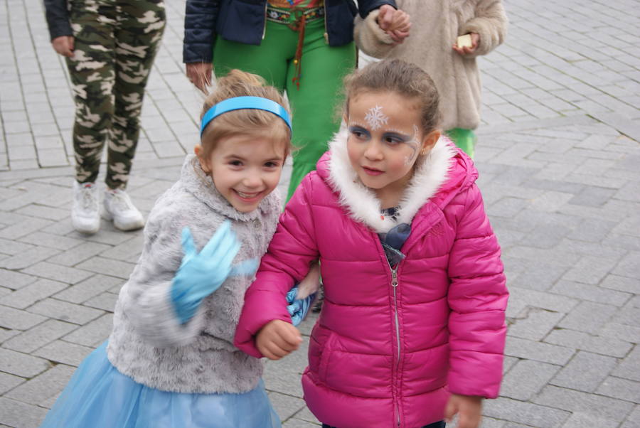 Fotos: Desfile de disfraces por Carnavales en Arroyo