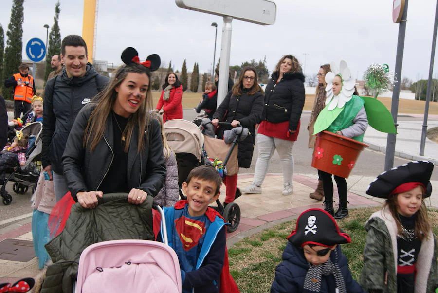 Fotos: Desfile de disfraces por Carnavales en Arroyo