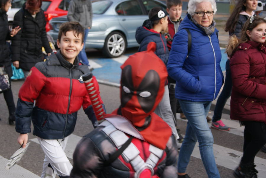 Fotos: Desfile de disfraces de Carnaval por las calles de La Flecha
