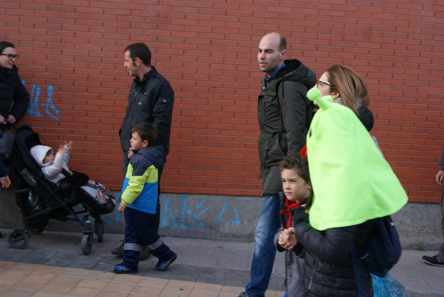 Fotos: Desfile de disfraces de Carnaval por las calles de La Flecha