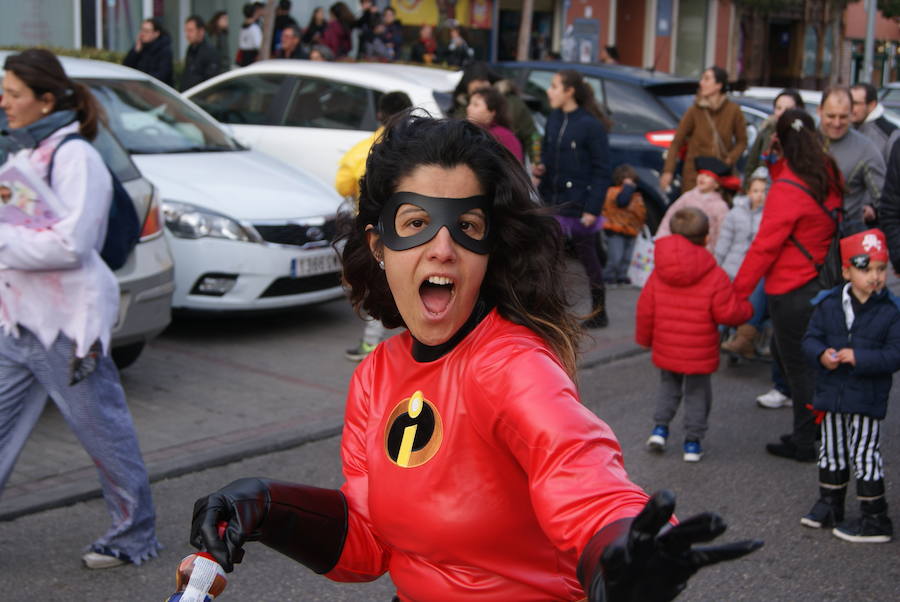 Fotos: Desfile de disfraces de Carnaval por las calles de La Flecha