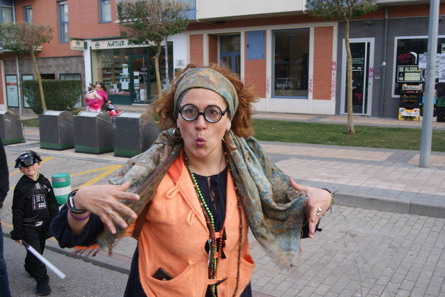 Fotos: Desfile de disfraces de Carnaval por las calles de La Flecha