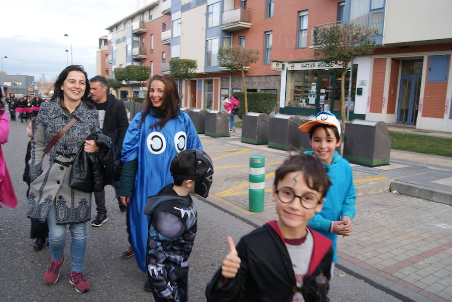 Fotos: Desfile de disfraces de Carnaval por las calles de La Flecha