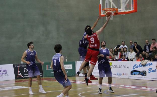 Álvaro Encinas trata de taponar la bandeja de Arturo Sarmiento en presencia de Pedro González, quien anotó sobre la bocina el triple de la victoria de la UVA en la prórroga. 