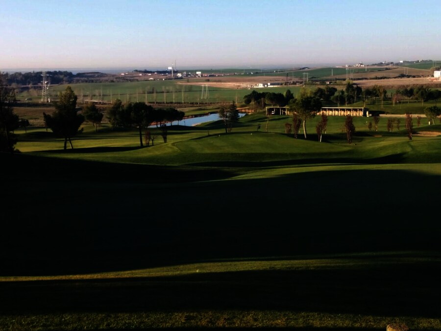 Vista de uno de los lagos del campo de golf de Sotoverde. 