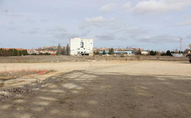 Solar aledaño a lla Casa de la Música y el Teatro donde hay que demoler el edificio en ruinas de la antigua Smurfit y constriur el aparcamiento, los accesos y la urbanización de la zona. 