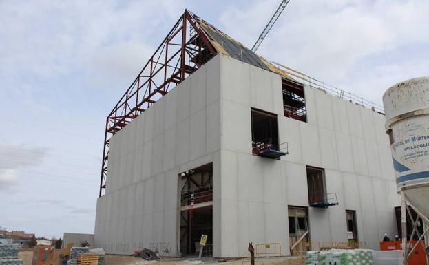 El edificio central del complejo, que alberga el auditorio, a punto de culminar el cerramiento de la cubierta. 