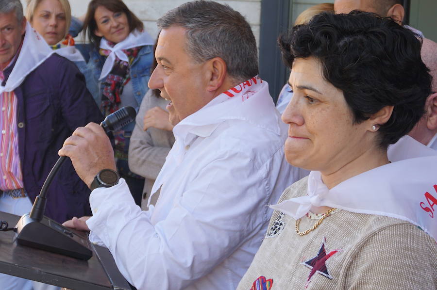 Fotos: Fiestas de Arroyo. San Juan Evangelista. Pregón y desfile de peñas