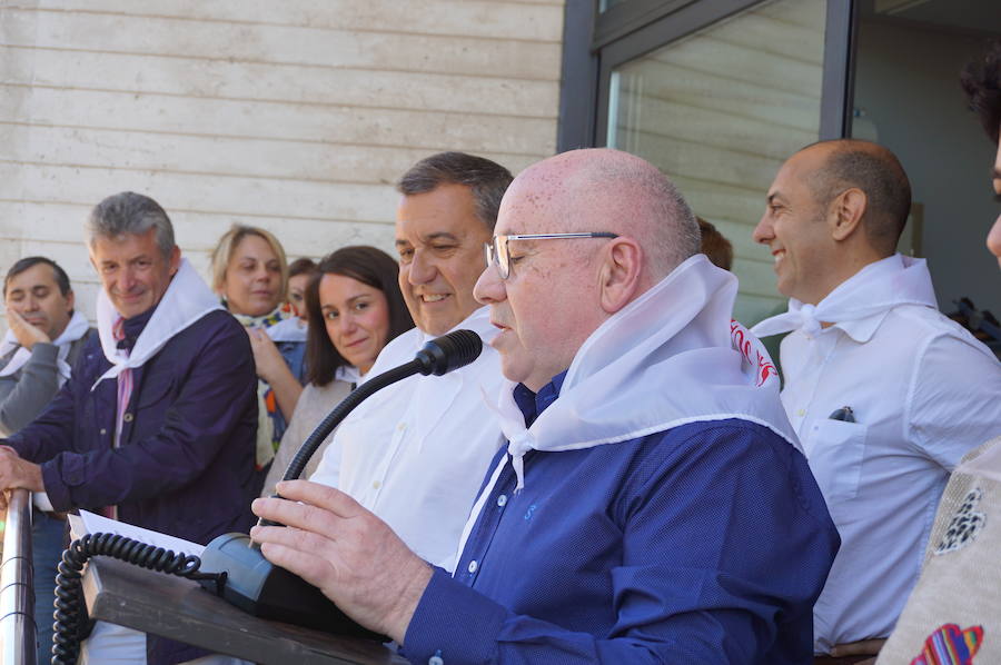 Fotos: Fiestas de Arroyo. San Juan Evangelista. Pregón y desfile de peñas