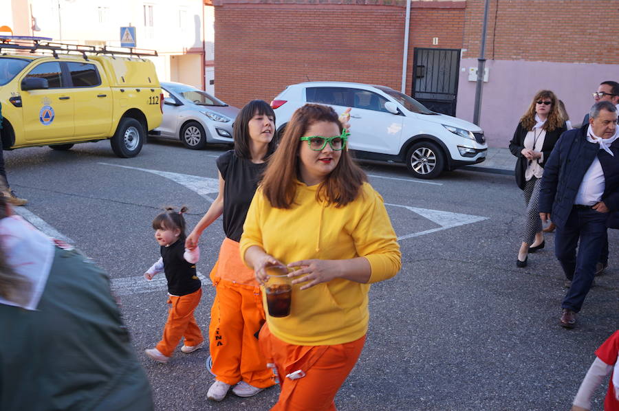 Fotos: Fiestas de Arroyo. San Juan Evangelista. Pregón y desfile de peñas