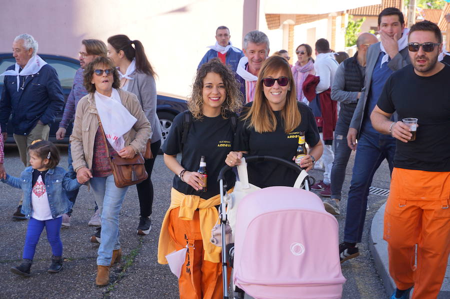 Fotos: Fiestas de Arroyo. San Juan Evangelista. Pregón y desfile de peñas