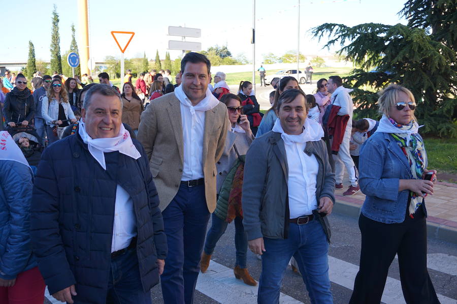 Fotos: Fiestas de Arroyo. San Juan Evangelista. Pregón y desfile de peñas