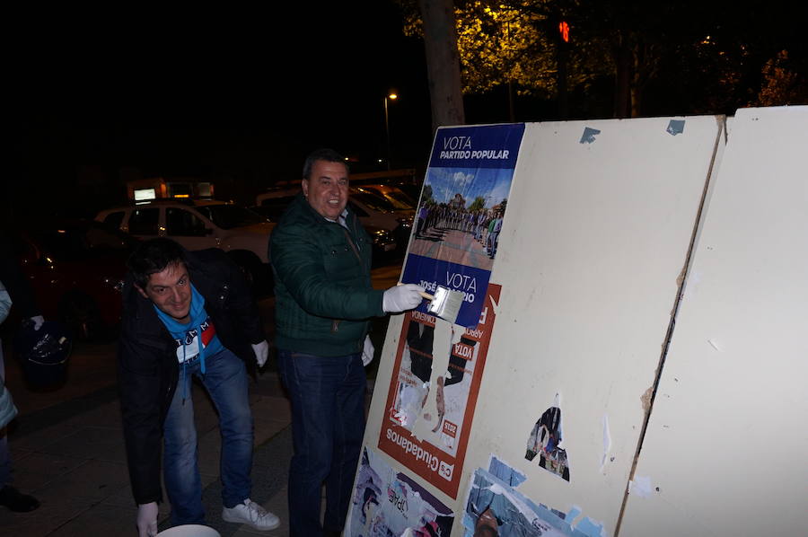 Fotos: Pegada de carteles e inicio de la campaña de las elecciones municipales en Arroyo de la Encomienda