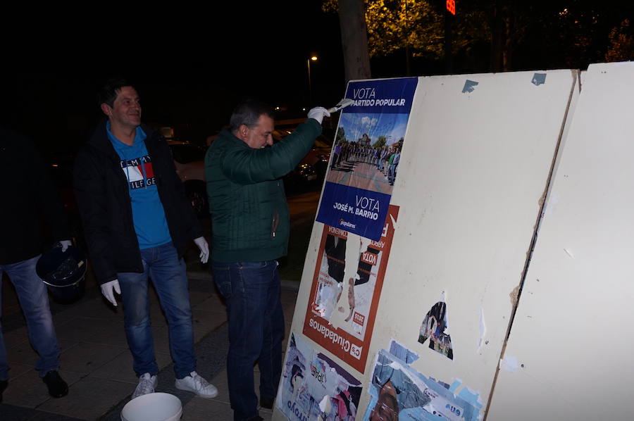 Fotos: Pegada de carteles e inicio de la campaña de las elecciones municipales en Arroyo de la Encomienda