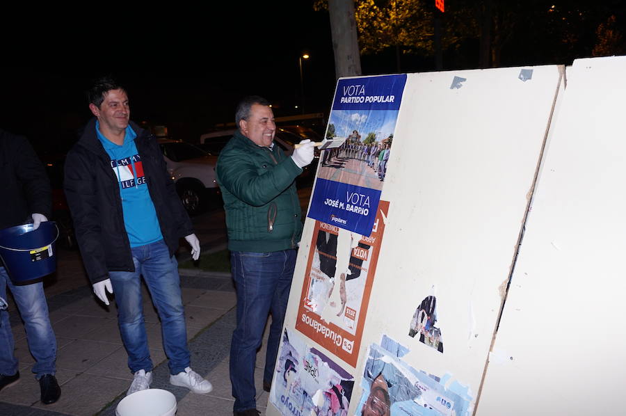 Fotos: Pegada de carteles e inicio de la campaña de las elecciones municipales en Arroyo de la Encomienda