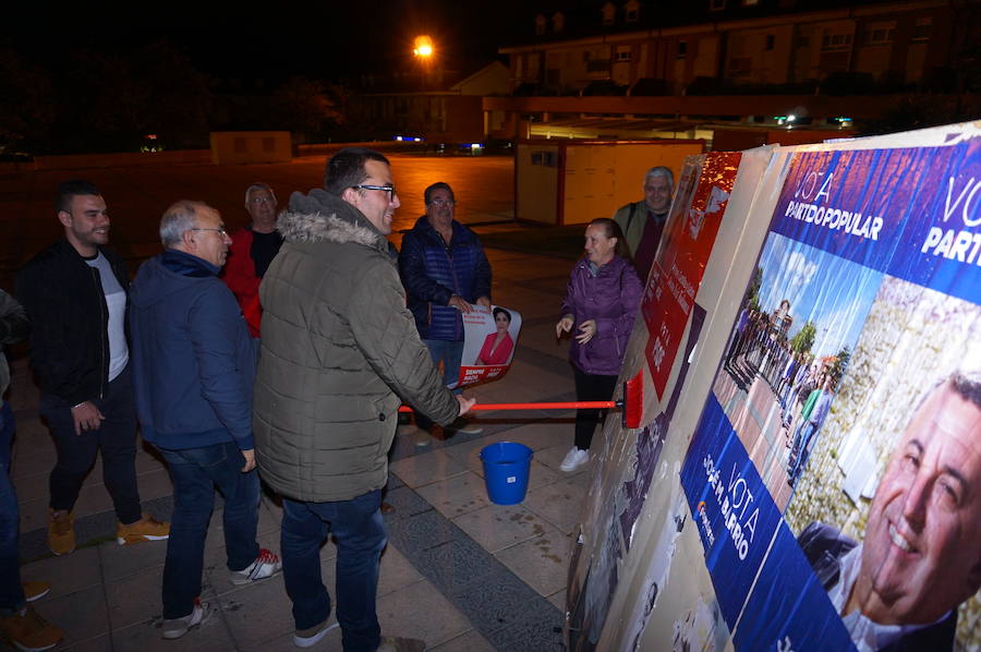 Fotos: Pegada de carteles e inicio de la campaña de las elecciones municipales en Arroyo de la Encomienda