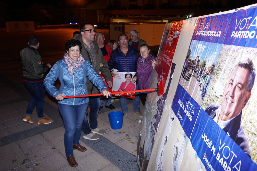 Fotos: Pegada de carteles e inicio de la campaña de las elecciones municipales en Arroyo de la Encomienda