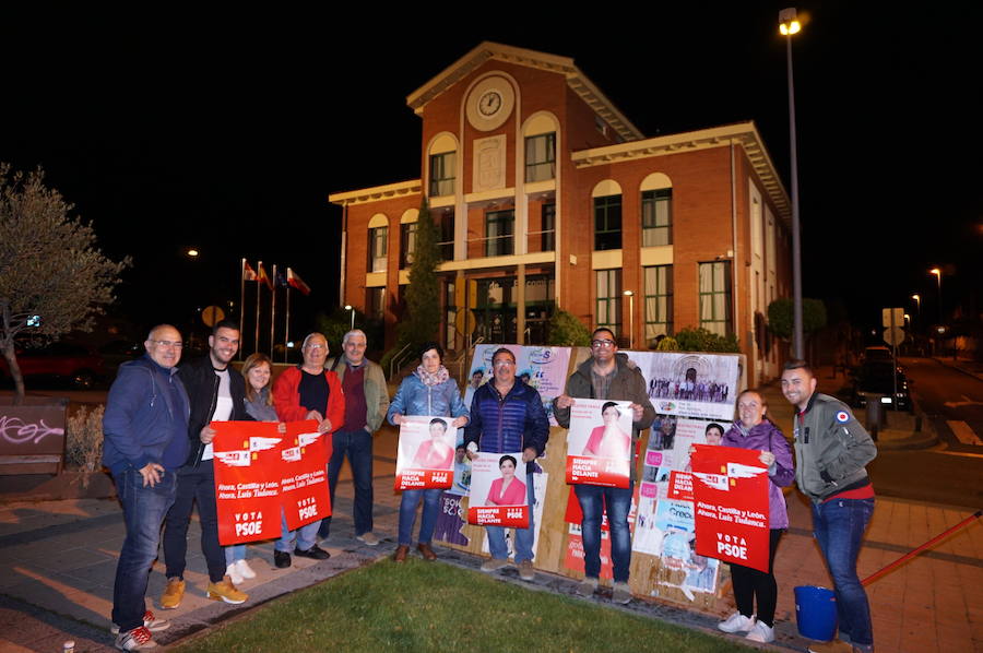 Fotos: Pegada de carteles e inicio de la campaña de las elecciones municipales en Arroyo de la Encomienda