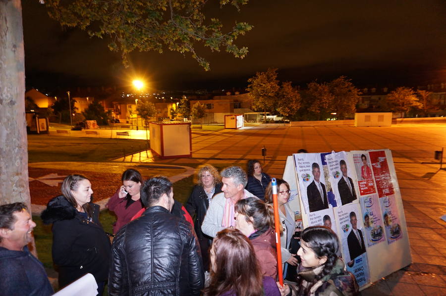 Fotos: Pegada de carteles e inicio de la campaña de las elecciones municipales en Arroyo de la Encomienda