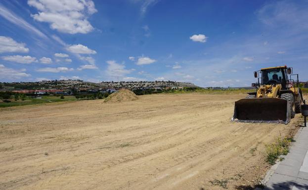 Las máquinas se han afanado en su primer día de trabajo en las labores de limpieza de la parcela. 