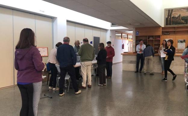 Primeros vecinos ejerciendo su derecho al voto en una de las dos mesas habilitadas en el Multiusos de La Vega, en Arroyo de la Encomienda. Jota de la Fuente