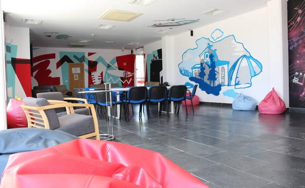 Cuidada decoración de la Sala de Descanso de la Casa de Cultura de La Flecha, en Arroyo de la Encomienda. 