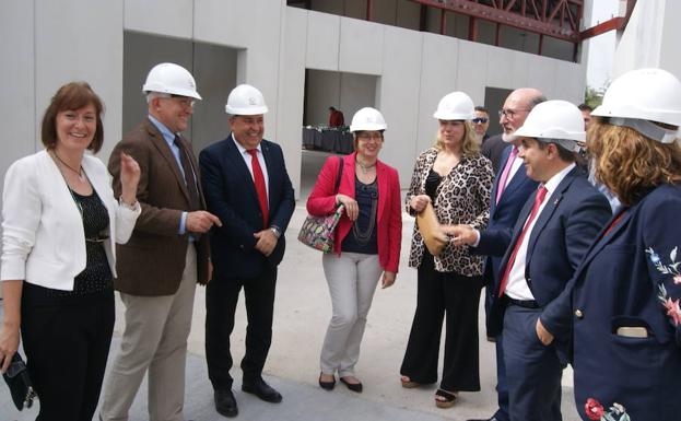 Margarita Santos, de blanco, primera por la izquierda, en una visita a las obras de la Casa de la Múisca y el Teatro junto con Jesús Julio Carnero, José Manuel Barrio, Mar edondo, Carmen Illana, Víctor Bartolomé, José Antonio Oterio e Isabel Mansilla, por ese orden. 