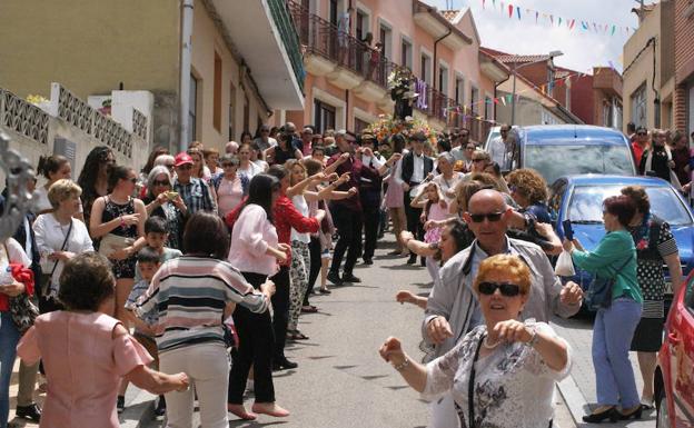 Bailes típicos en la procesión de San Antonio de Padua. 