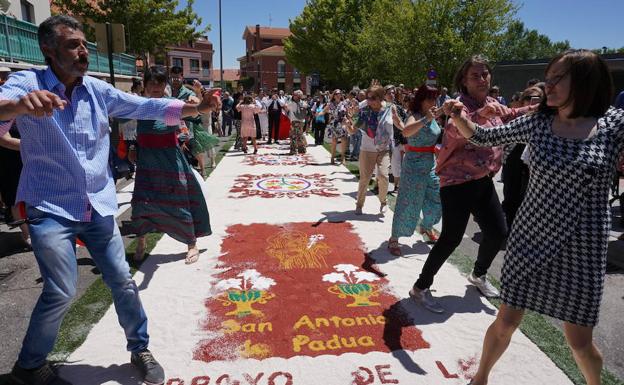 Tradicional baile de la Jota Castellana sobre la alfombra floral previo al paso del santo a hombros. 