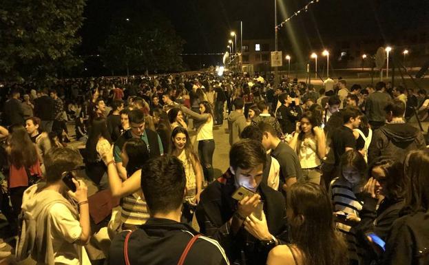 Jóvenes concentrados en las inmediaciones de la plaza de toros haciendo botellón. 