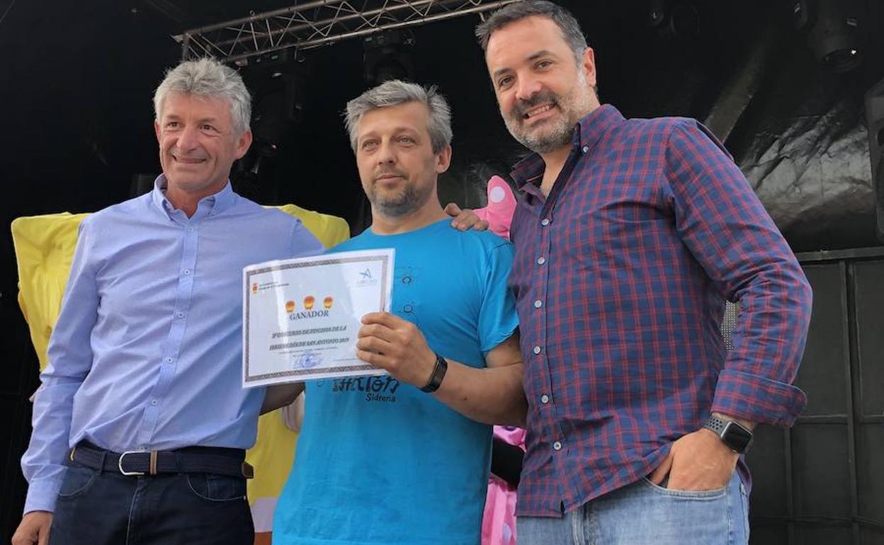El propietario del Topín Fartón recibió el reconocimiento de manos del alcalde de Arroyo, Sarbelio fernández y en presencia de Javier Gallo, de la Cámara de Comercio. 