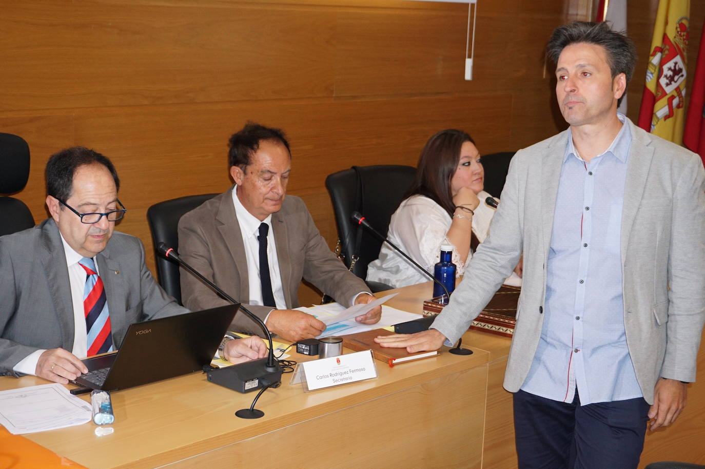 Antonio Olmo, portavoz de Vecinos por Arroyo Toma la Palabra en el momento de jurar el cargo como concejal hace unas semanas. 