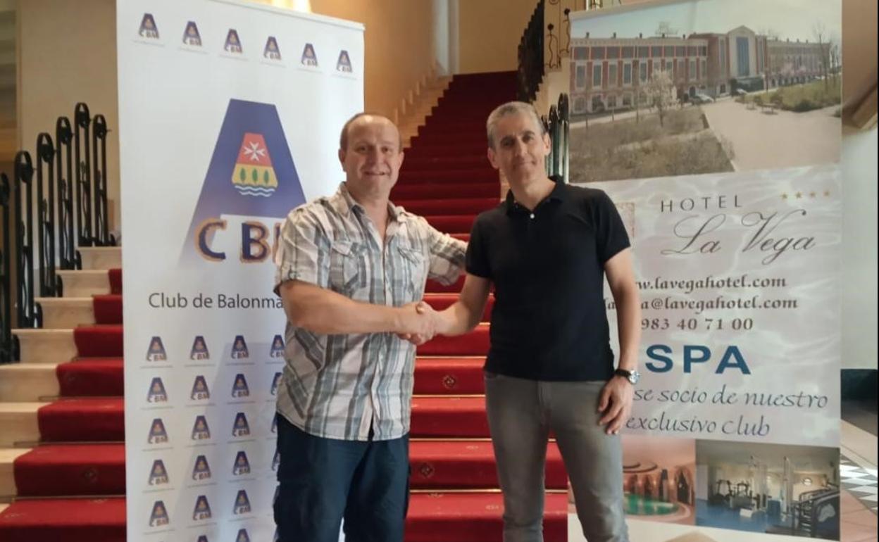 Jordi Escudero en el acto de presentación junto al presidente del Balonmano Arroyo, Alfonso Fernández. 