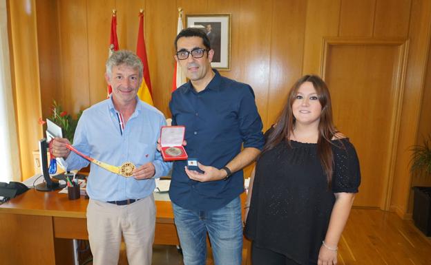 Bello recibió la insignia y medalla de Arroyo de la Encomienda como reconocimiento a su visita y éxito deportivo. 