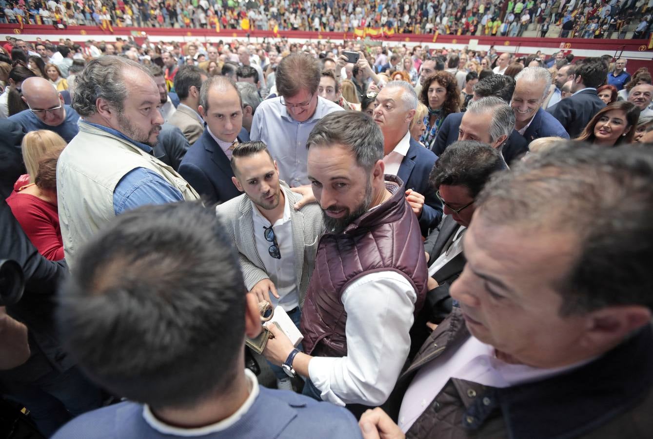 Unos 1.500 afines se dieron cita en la plaza de toros cubierta de la localidad que cantaron 'El novio de la muerte' antes de hacer acto de presencia Abascal y que escucharon en pie y en absoluto silencio el himno de España al término del acto