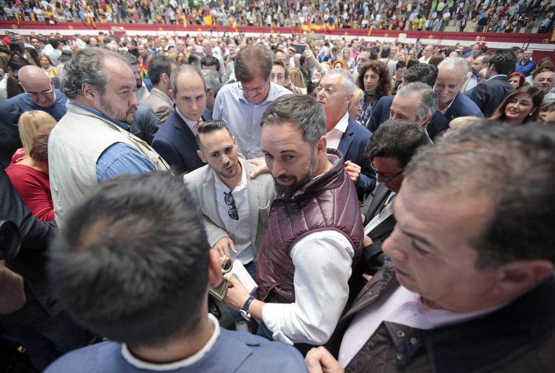Unos 1.500 afines se dieron cita en la plaza de toros cubierta de la localidad que cantaron 'El novio de la muerte' antes de hacer acto de presencia Abascal y que escucharon en pie y en absoluto silencio el himno de España al término del acto