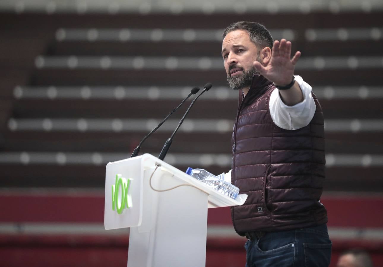 Unos 1.500 afines se dieron cita en la plaza de toros cubierta de la localidad que cantaron 'El novio de la muerte' antes de hacer acto de presencia Abascal y que escucharon en pie y en absoluto silencio el himno de España al término del acto