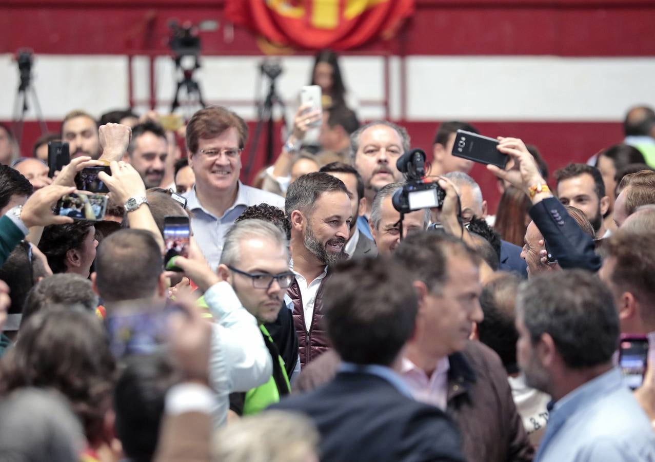Unos 1.500 afines se dieron cita en la plaza de toros cubierta de la localidad que cantaron 'El novio de la muerte' antes de hacer acto de presencia Abascal y que escucharon en pie y en absoluto silencio el himno de España al término del acto