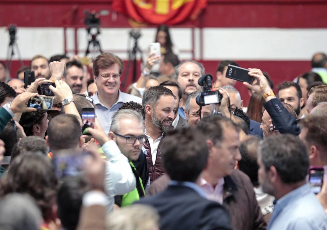 Unos 1.500 afines se dieron cita en la plaza de toros cubierta de la localidad que cantaron 'El novio de la muerte' antes de hacer acto de presencia Abascal y que escucharon en pie y en absoluto silencio el himno de España al término del acto