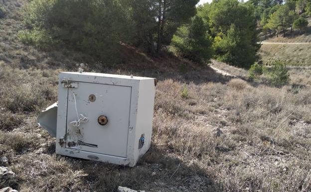 Parte delantera de la caja fuerte lozalizada en Arroyo. 