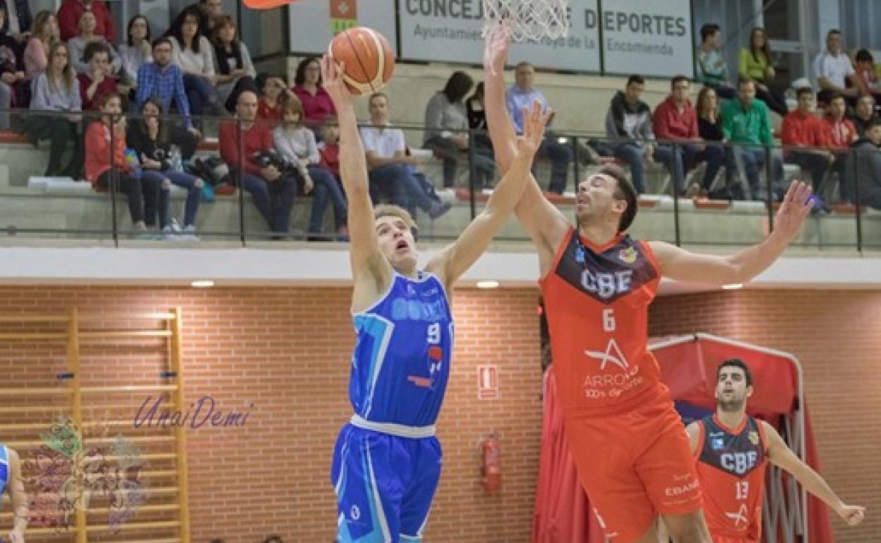 Defensa del C. B. La Flecha frente a una bendeja de un jugador del Goierri en el polideportivo de La Vega. 