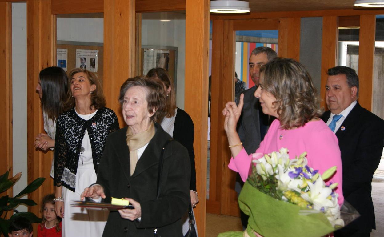 Margarita Salas en su última visita a los alumnos del colegio que lleva su nombre. 