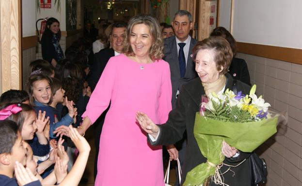 La sonrisa de Margarita Salas saludando a los niños era muestra de su sencillez, simpatía y amabilidad. 