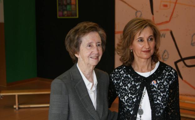 Margarita Salas y una de las responsables del colegio. 