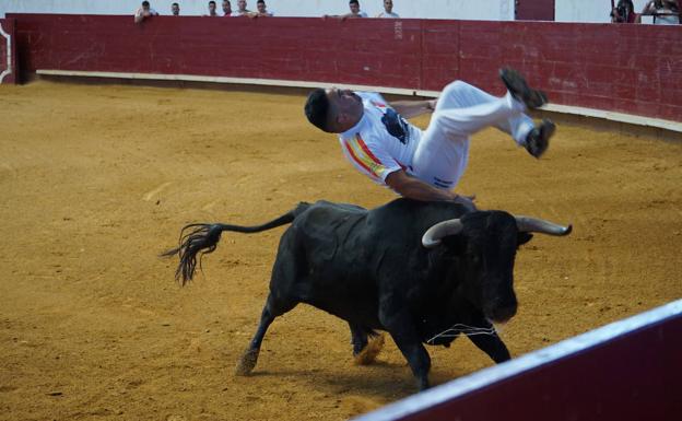 Arriesgado salto junto a las tablas de Eusebio Sacristán 'Use'. 