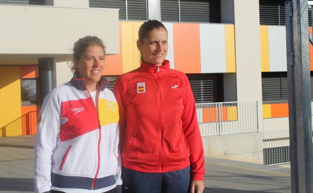 Laura López y Dora Kiskapusi posan en la entrada del IESO de Arroyo. 