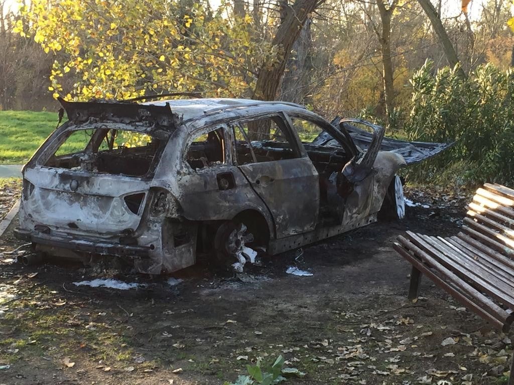 BMW calcinado en las proximidades del río Pisuerga y del frontón de Arroyo núcleo. 