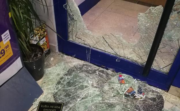 En apenas 30 segundos rompieron a mazazos la puerta y en el interior del establecimiento no estuvieron más de minuto y medio. 