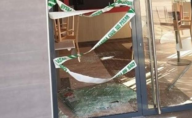 Puerta del Telepizza de Las Lomas el pasado domingo. 