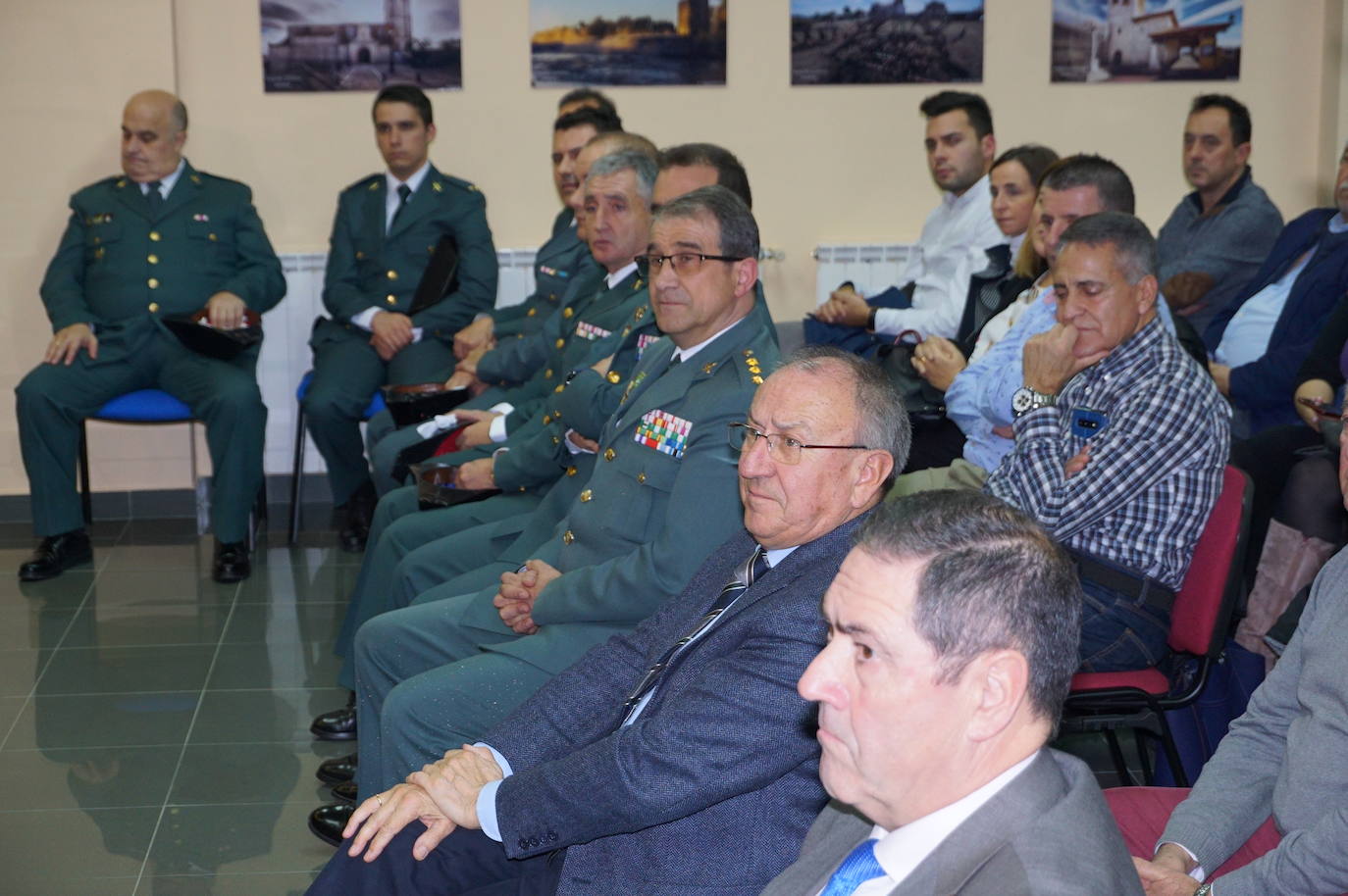 Emocionante acto de reconocimiento en la sede de la Mancomunidad Torozos en Arroyo de la Encomienda a la Guardia Civil con presencia de todos los alcaldes. 